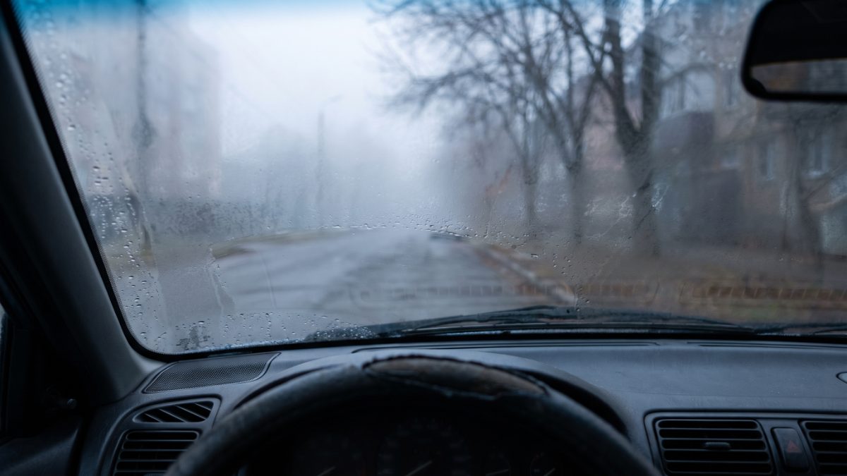 Zamlžené čelní sklo auta zevnitř za chladného rána ve Frýdku-Místku