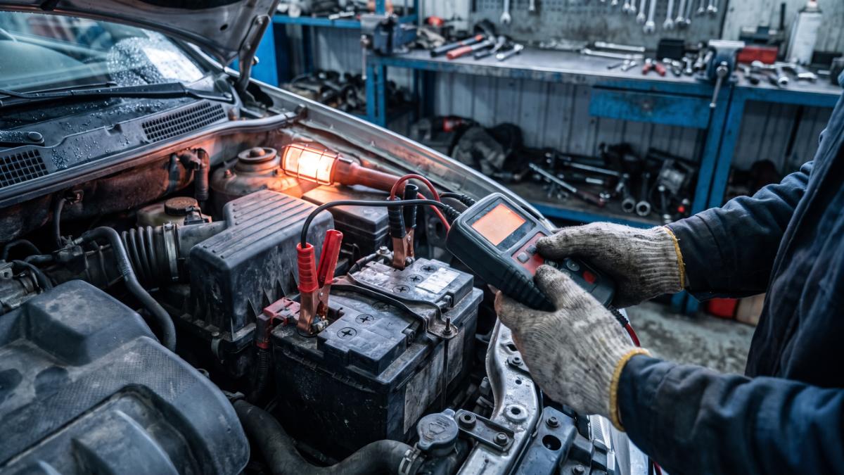 Test autobaterie zatěžovací zkouškou před zimou, kontrola stavu baterie