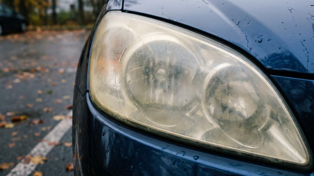 Zežloutlý a zmatnělý světlomet z polykarbonátu